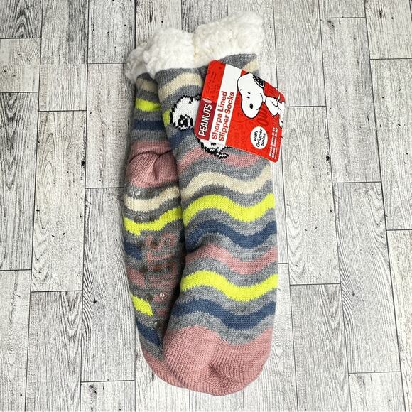 NWT Peanuts Snoopy Sherpa Lined Slipper Socks - Picture 1 of 4